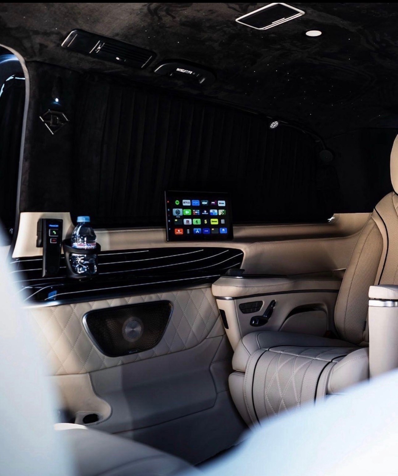 Onboard multimedia screen and cabin seating